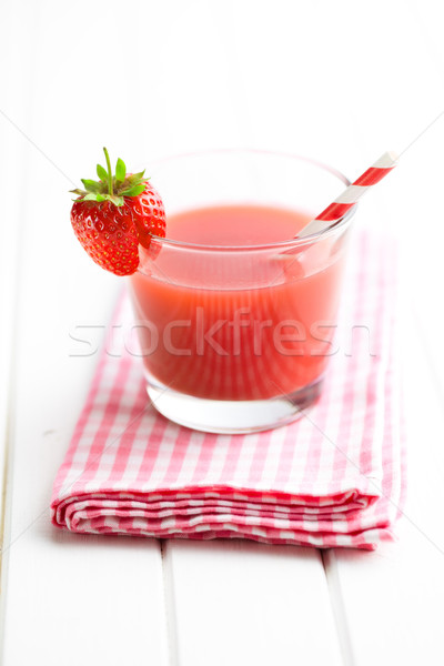 Fragola succo vetro bianco tavolo in legno frutta Foto d'archivio © jirkaejc