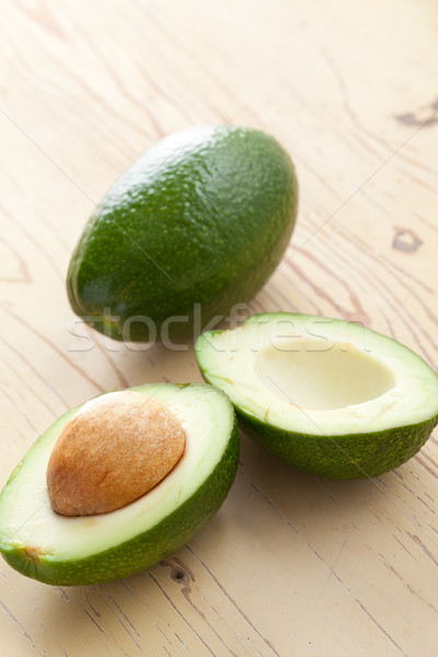 Foto d'archivio: Taglio · avocado · tavolo · in · legno · natura · tropicali · fresche