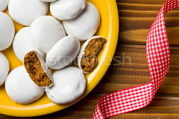 Foto d'archivio: Ciliegina · pan · di · zenzero · piatto · giallo · tavolo · in · legno · alimentare