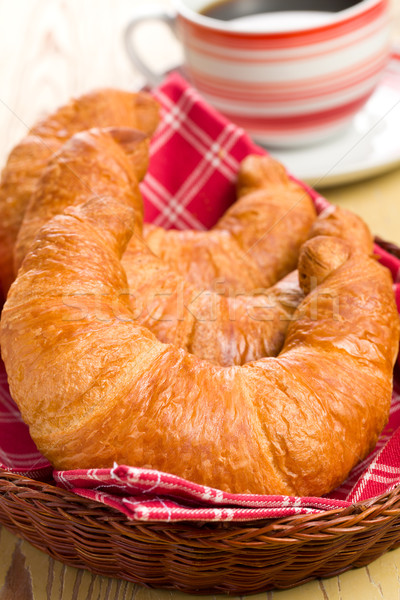 Foto d'archivio: Fresche · cornetti · basket · sfondo · tavola · cafe