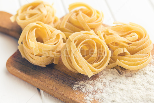 Olasz tészta tagliatelle liszt vágódeszka háttér Stock fotó © jirkaejc