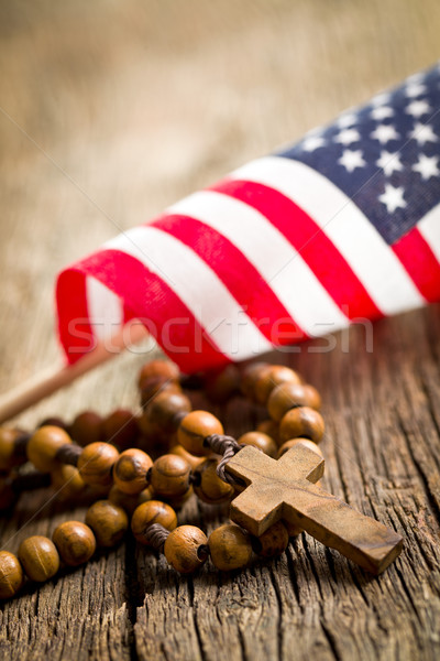 Rózsafüzér gyöngyök amerikai zászló fából készült fa kereszt Stock fotó © jirkaejc