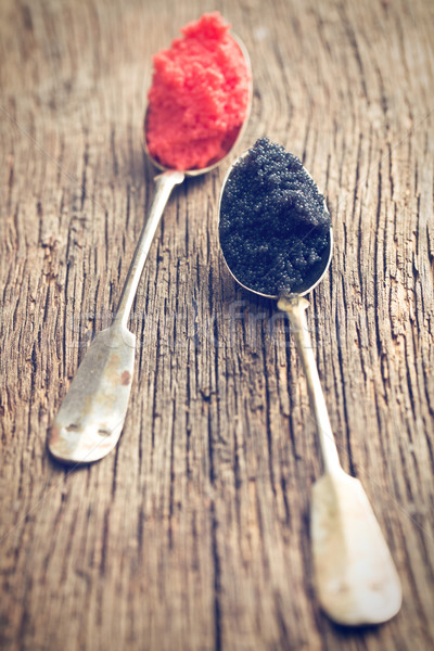 Negru roşu caviar lingură masa de lemn retro Imagine de stoc © jirkaejc