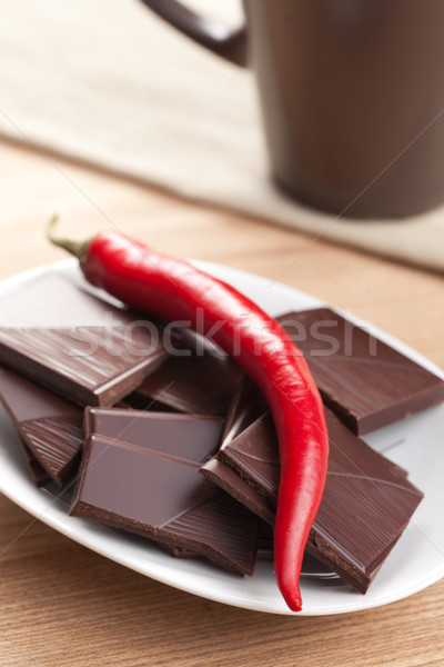 Foto d'archivio: Buio · chili · cioccolato · tavolo · in · legno · alimentare · sfondo