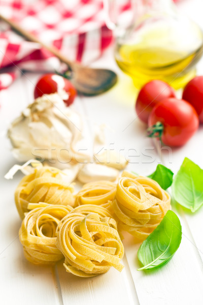 Stockfoto: Italiaans · pasta · tagliatelle · tomaten · basilicum · bladeren