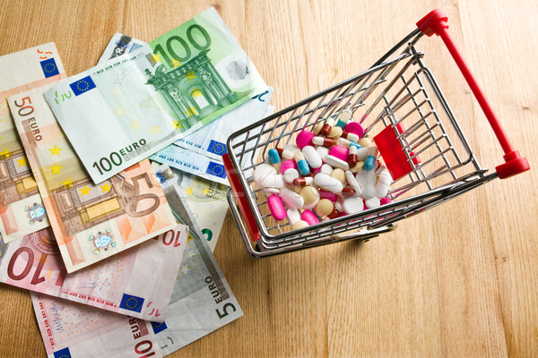 [[stock_photo]]: Pilules · panier · dollars · euros · bois