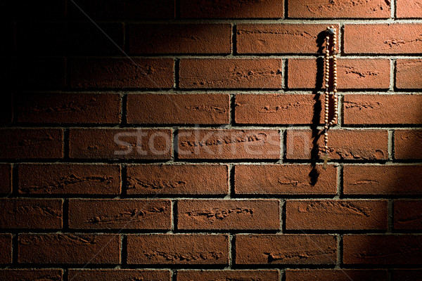 Rosario perline impiccagione muro di mattoni sfondo chiesa Foto d'archivio © jirkaejc