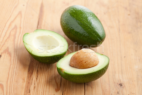 Foto d'archivio: Taglio · avocado · tavolo · in · legno · natura · tropicali · fresche