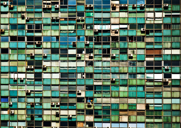 Detalii vechi cladire de birouri ferestre aer conditionat afaceri Imagine de stoc © jkraft5
