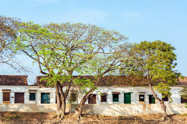 Endommagé colonial bâtiments historique ville maison Photo stock © jkraft5