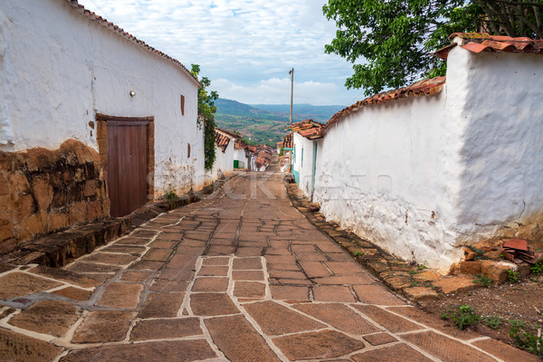 Vista para a rua olhando para baixo rua belo colonial arquitetura Foto stock © jkraft5