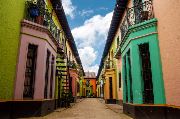 Istoric colorat clădirilor luminos Bogota Imagine de stoc © jkraft5