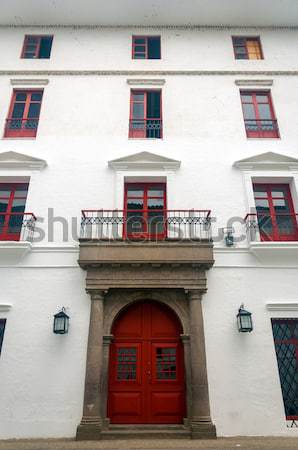 Rot weiß kolonialen Gebäude Stadt Tür Stock foto © jkraft5