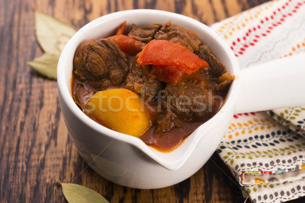 Gulasz wołowy tabeli mięsa pomidorów posiłek soli Zdjęcia stock © joannawnuk