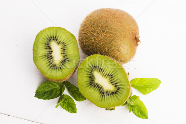 Saftig kiwi Obst mint Blätter Hintergrund Stock foto © joannawnuk