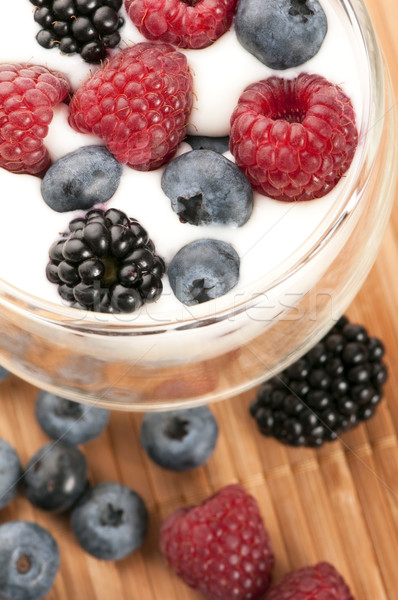 [[stock_photo]]: Yogourt · bleuets · framboises · fruits · santé