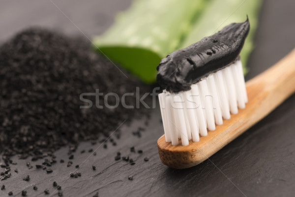 Brosse à dents noir charbon dentifrice aloe design Photo stock © joannawnuk
