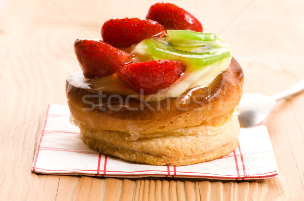 Français gâteau fraîches fruits restaurant rouge Photo stock © joannawnuk