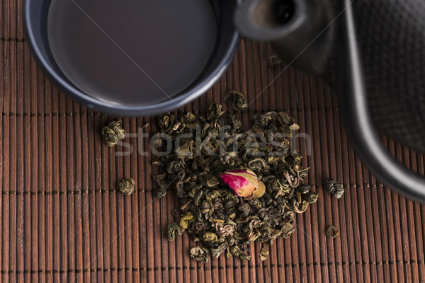 Schwarz Gusseisen Teekanne Tasse stieg Blume Stock foto © joannawnuk
