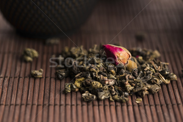 Czarny żeliwo czajniczek kubek wzrosła kwiat Zdjęcia stock © joannawnuk