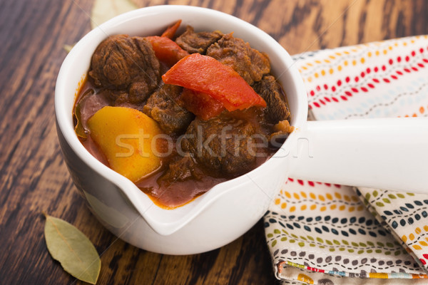 Gulasz wołowy tabeli mięsa pomidorów posiłek soli Zdjęcia stock © joannawnuk