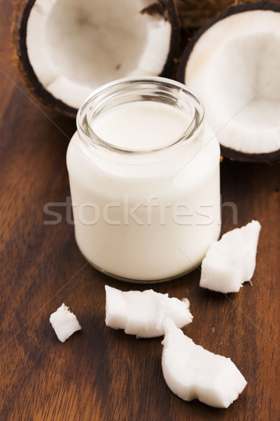 Mleko kokosowe szkła ciemne dłoni przestrzeni Zdjęcia stock © joannawnuk