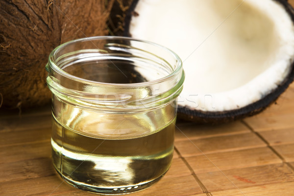 Nucă de cocos ulei alternativ terapie natură verde Imagine de stoc © joannawnuk
