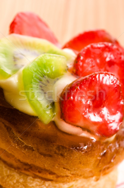 Français gâteau fraîches fruits restaurant rouge Photo stock © joannawnuk