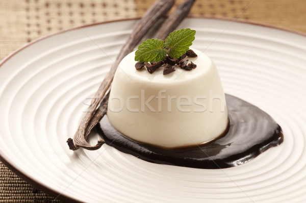 Ciocolată vanilie fasole alb desert proaspăt Imagine de stoc © joannawnuk