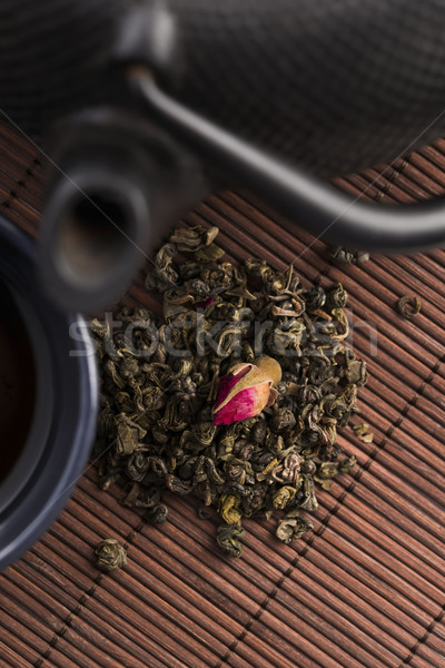 Czarny żeliwo czajniczek kubek wzrosła kwiat Zdjęcia stock © joannawnuk