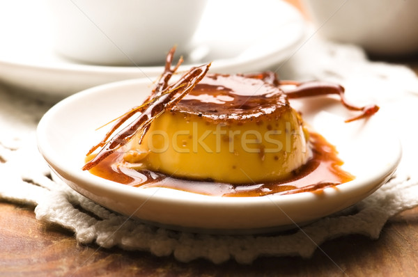 Heerlijk karamel dessert voedsel cake plaat Stockfoto © joannawnuk