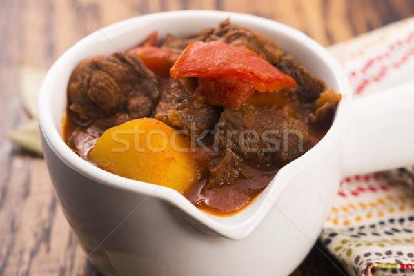 燉牛肉 表 肉類 西紅柿 餐 鹽 商業照片 © joannawnuk