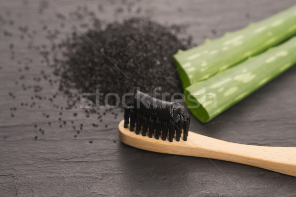 Brosse à dents noir charbon dentifrice aloe fond Photo stock © joannawnuk