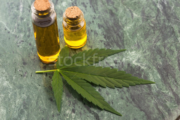 Marihuana planta canabis petróleo fondo verde Foto stock © joannawnuk