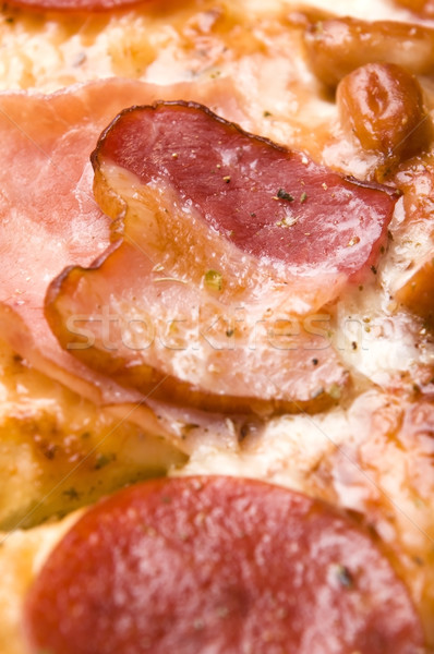 Imagine de stoc: Italian · pizza · slanina · salam · branza · mozzarella · brânză