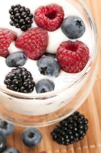 Yoghurt bosbessen frambozen bramen vruchten gezondheid Stockfoto © joannawnuk