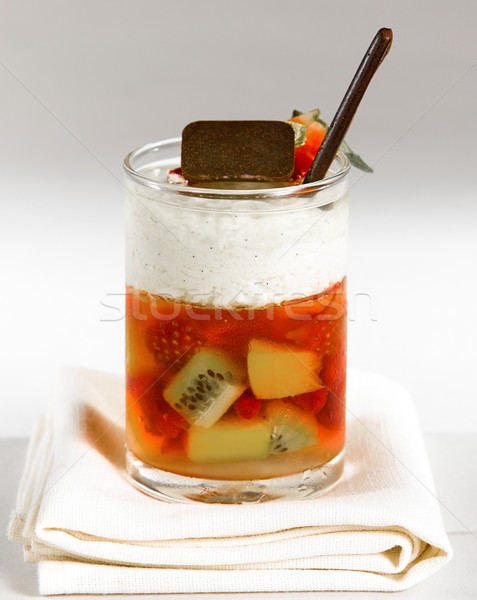 Gelei cocktail vruchtensalade chocolade kruimel aardbei Stockfoto © JohnKasawa