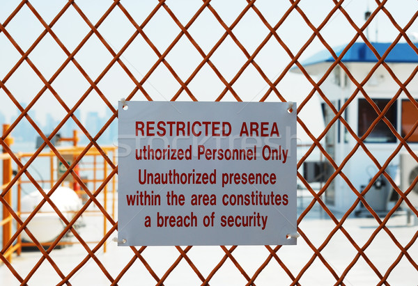 Veiligheid teken buiten beperkt recht luchthaven Stockfoto © johnkwan