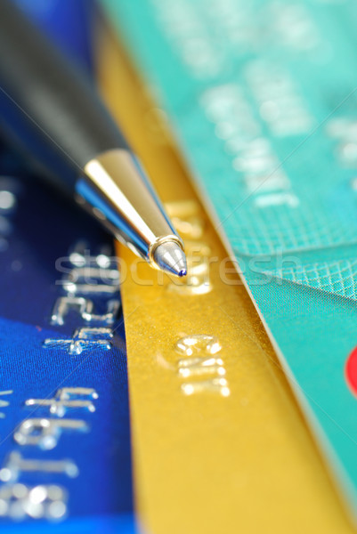 Pióro górę kilka karty kredytowe dar pieniężnych Zdjęcia stock © johnkwan
