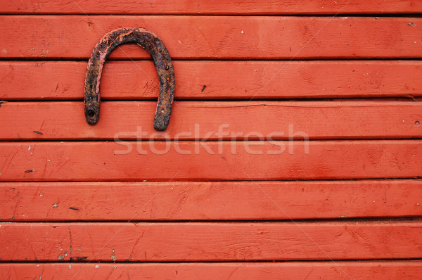 老 幸運 馬蹄鐵 紅色 木 牆 商業照片 © johnnychaos
