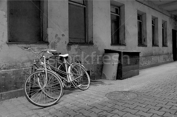 Vintage bicicletas edad pared blanco negro metal Foto stock © johnnychaos