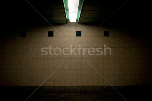 恐怖 瓷磚 牆 地鐵 光 背景 商業照片 © Johny87