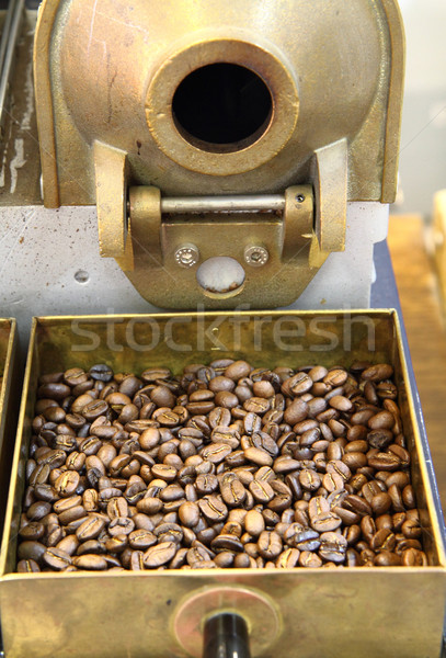 Velho grãos de café máquina trabalhando verde Foto stock © jonnysek