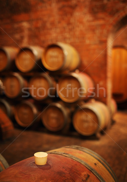 Vin alimente lemn bar bea întuneric Imagine de stoc © joruba