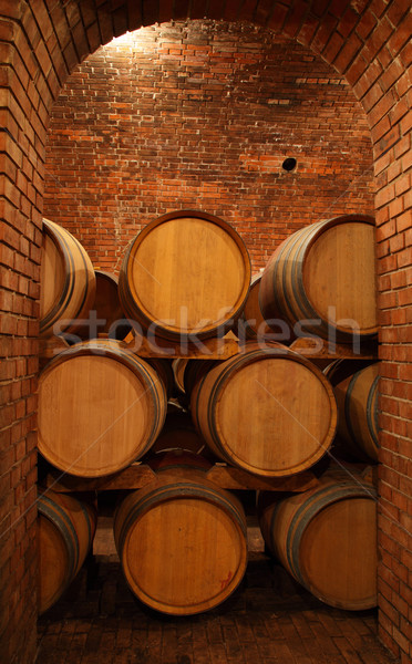 Vin alimente lemn bar bea întuneric Imagine de stoc © joruba