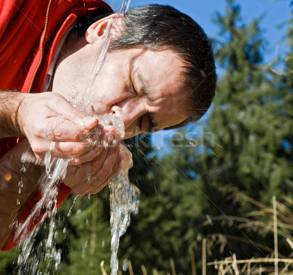 Férfi iszik édesvíz fiatalember hideg égbolt Stock fotó © joseph73