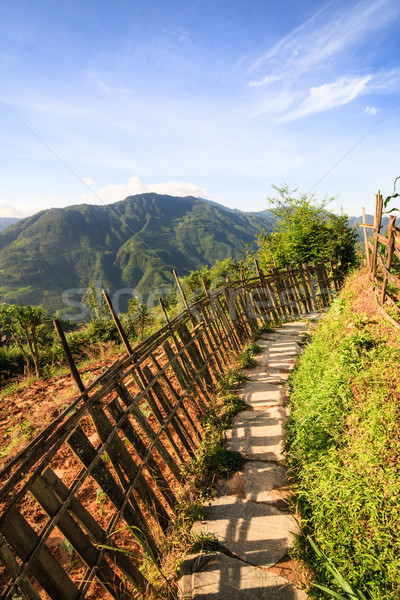 Kínai hegyek kő ösvény fából készült kerítés Stock fotó © Juhku