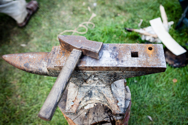 Rostigen Eisen Amboss Hammer alten Holz Stock foto © Juhku