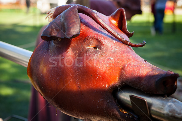 Carne de porc cap gratar deschide focul coada cină Imagine de stoc © Juhku