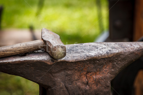 Elnyűtt vasaló üllő kalapács kint fa Stock fotó © Juhku